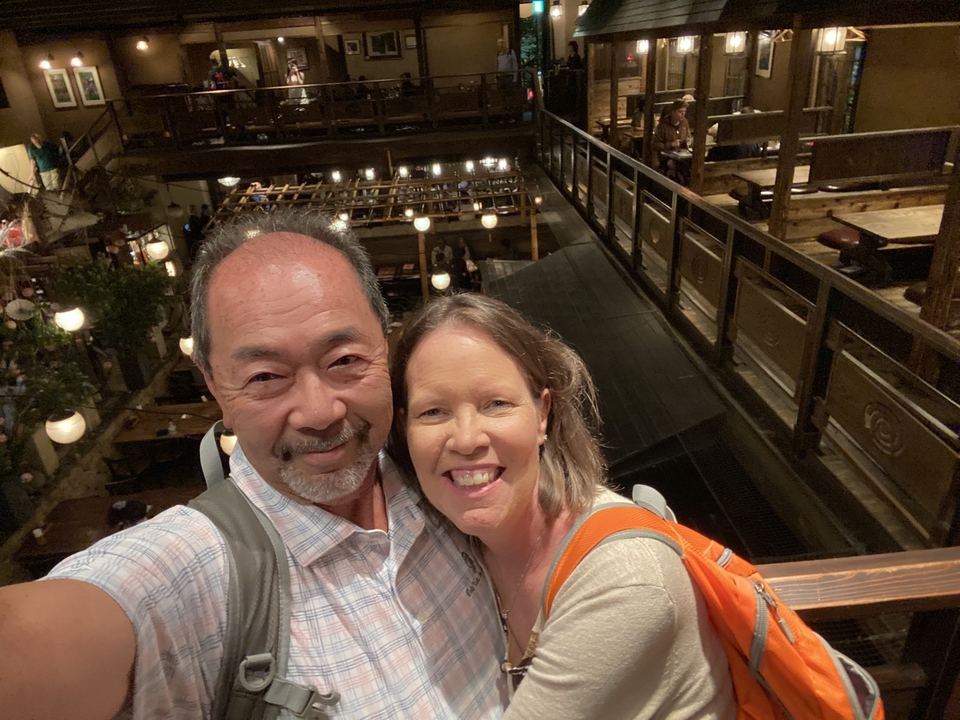 Couple prenant un selfie dans un restaurant