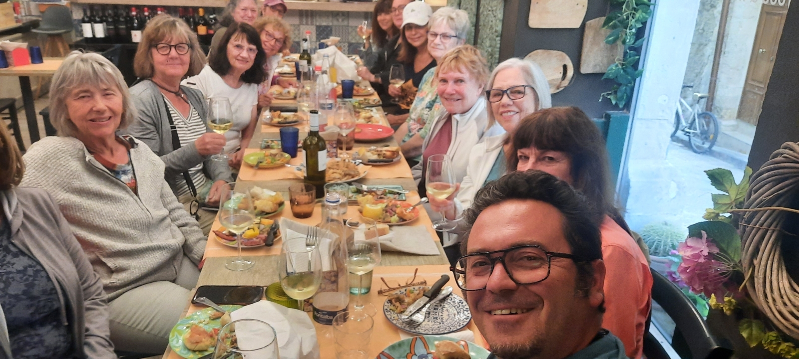 Groupe de personnes dînant dans un restaurant.
