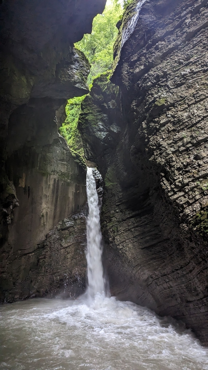 Cascade dans une caverne rocheuse sombre.