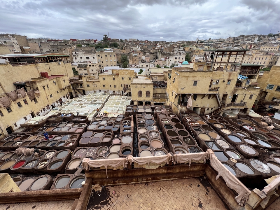 Vue d'une tannerie traditionnelle dans un paysage urbain.