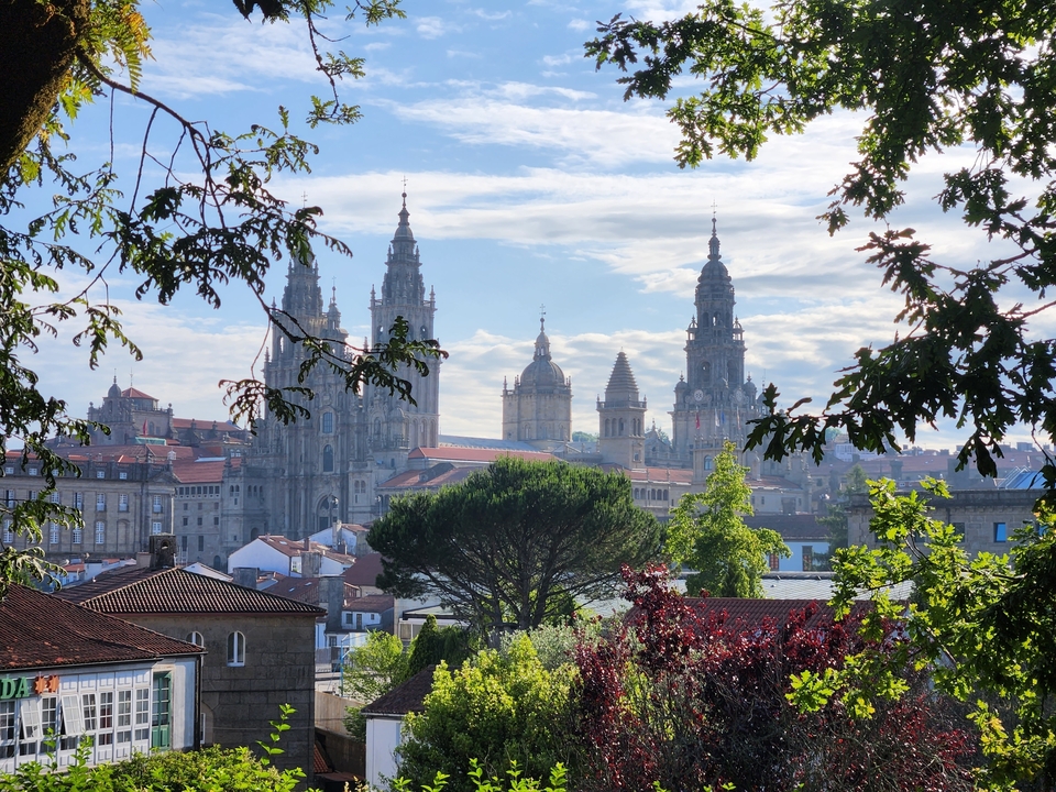 Horizon de Saint-Jacques-de-Compostelle avec les flèches proéminentes de la cathédrale.