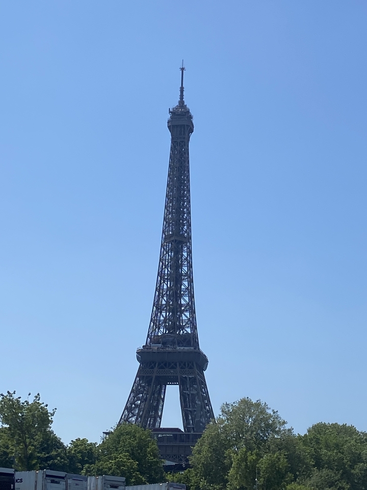 Tour Eiffel sur un ciel bleu dégagé