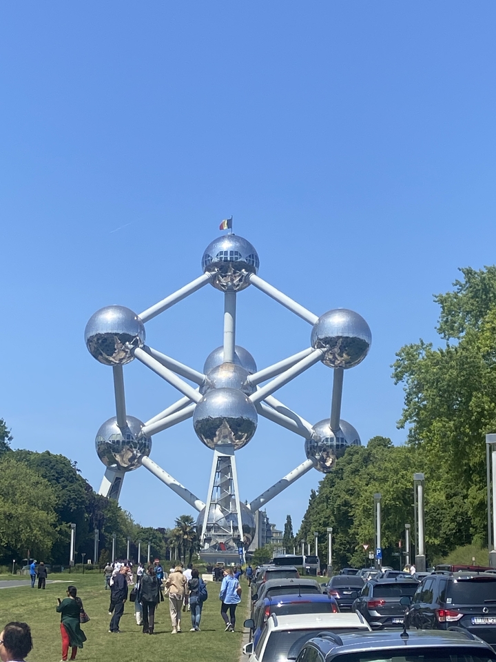 Structure de l'Atomium à Bruxelles avec un ciel dégagé