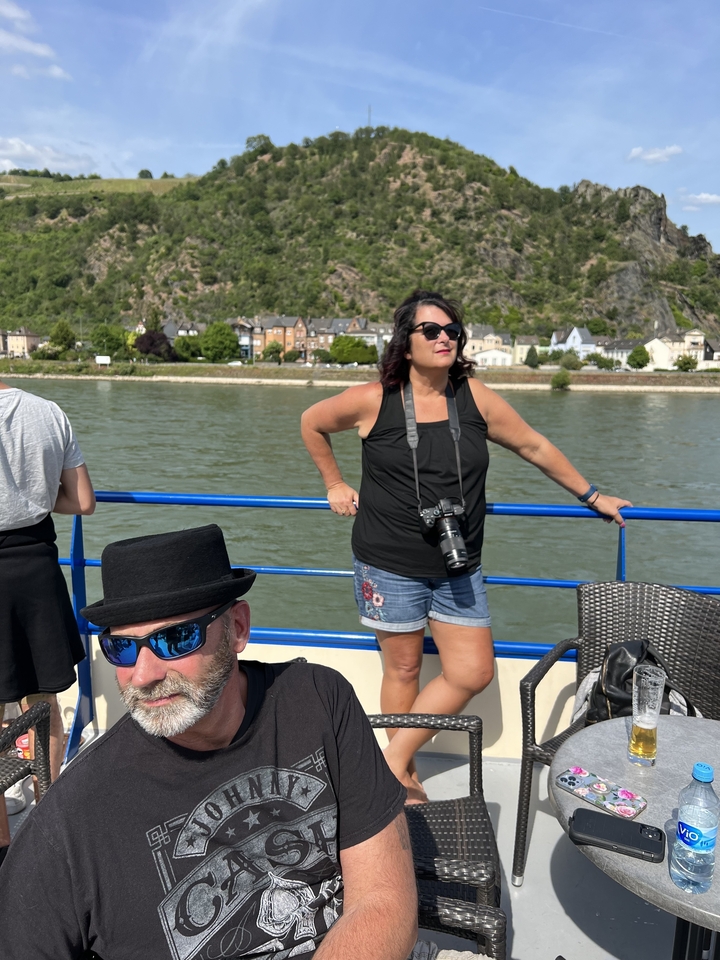 Des gens sur un bateau profitant de la vue