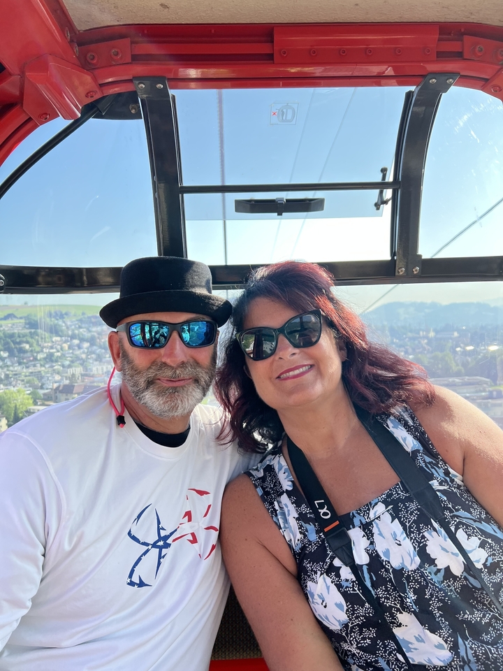 Couple dans un téléphérique avec vue panoramique