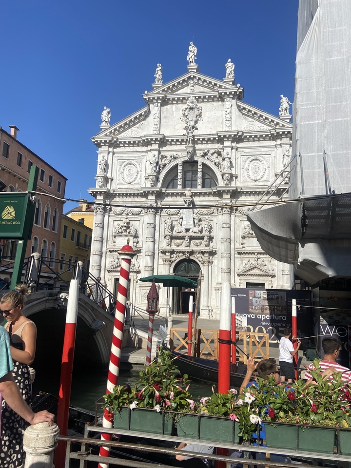 Façade d'immeuble ornée à Venise avec un canal