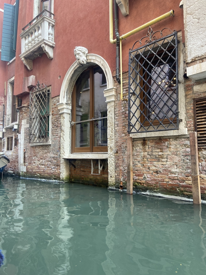 Bâtiment au bord d'un canal à Venise