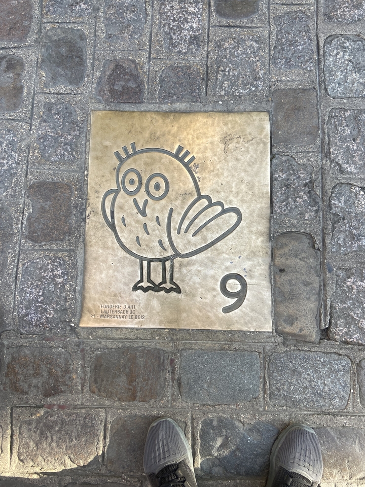 Gravure de hibou stylisée sur le sol