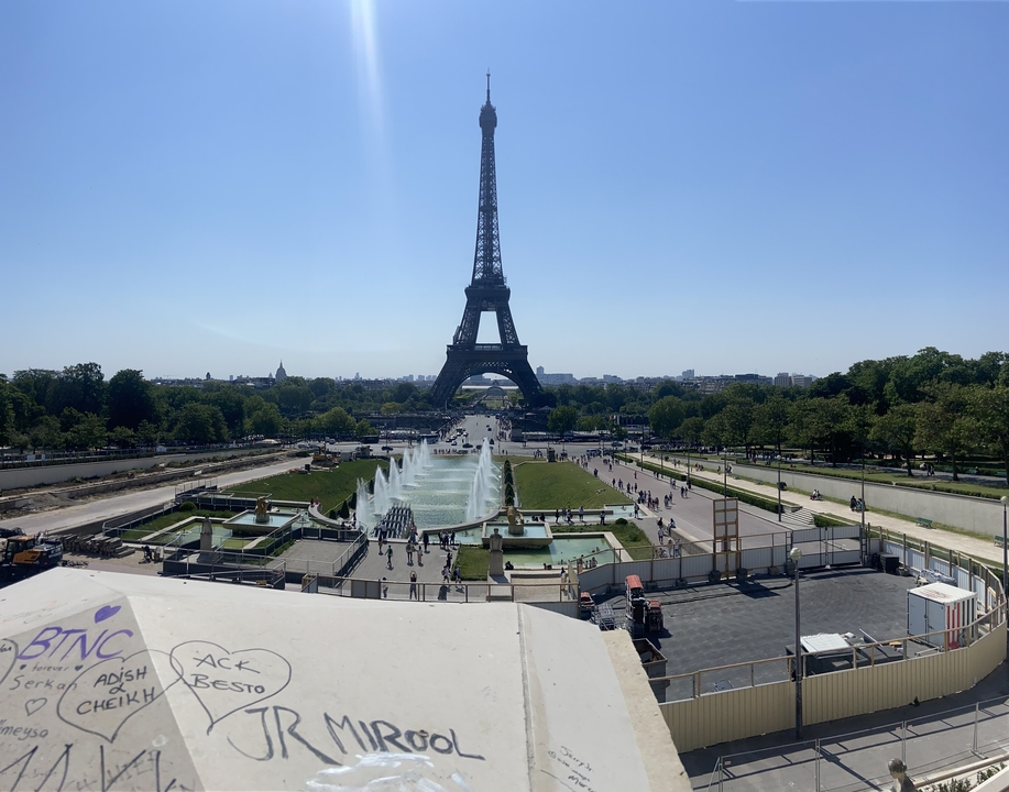 Tour Eiffel avec des fontaines au premier plan
