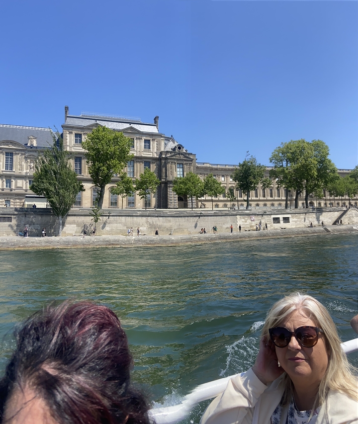 Vue d'un bâtiment historique le long d'une rivière