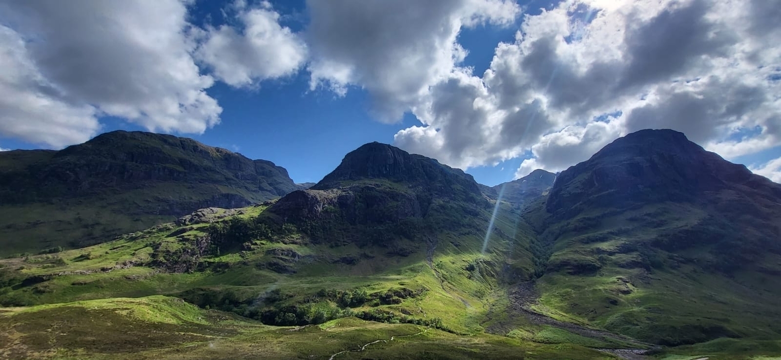 Vue panoramique des montagnes avec un éclairage dramatique