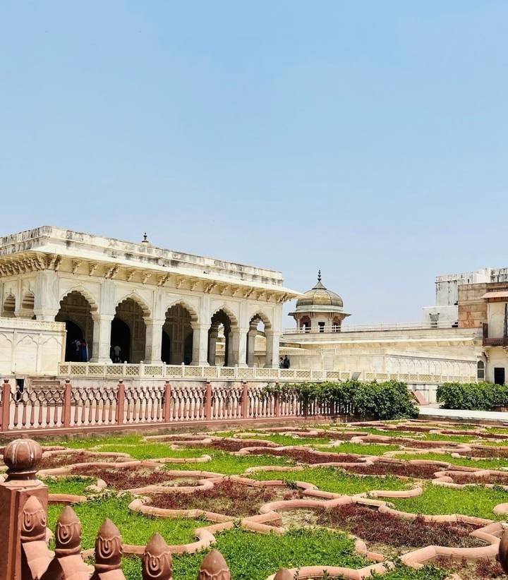 Une structure de palais avec un dôme et une architecture détaillée.