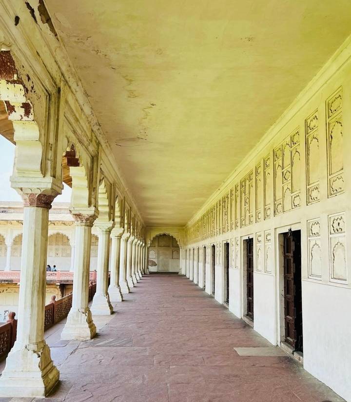Long couloir avec arches et colonnes détaillées.