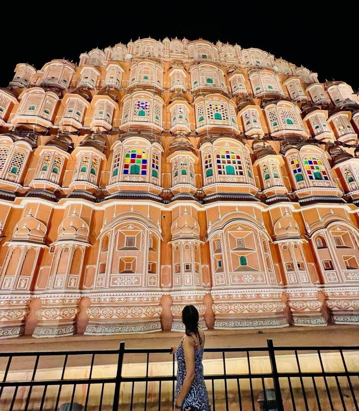 Gros plan des fenêtres du Hawa Mahal avec du verre coloré.
