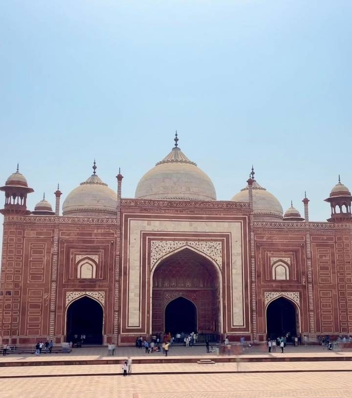 Une mosquée avec des dômes élégants et une architecture détaillée.