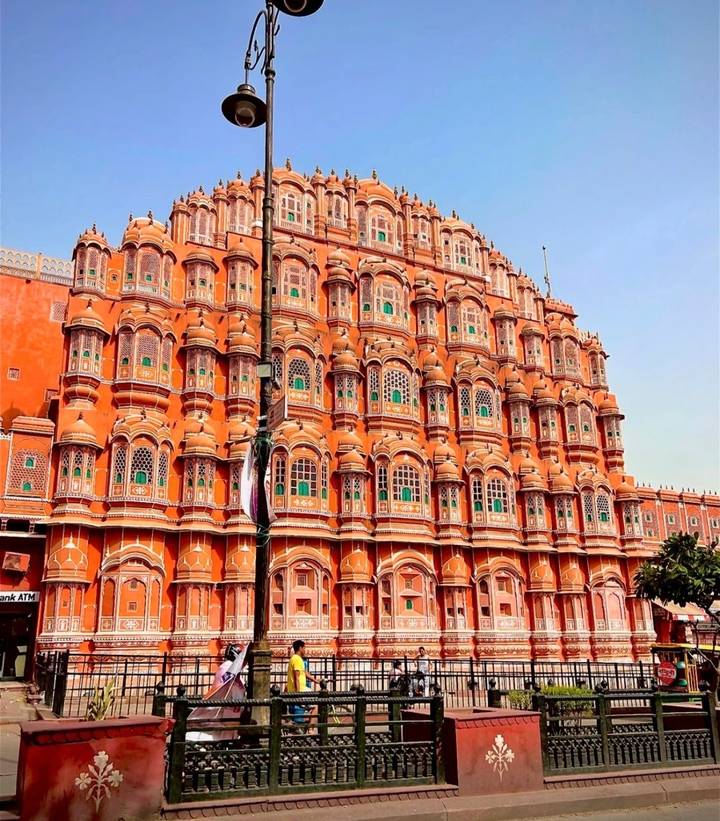 Hawa Mahal avec ses fenêtres au design complexe à Jaipur.