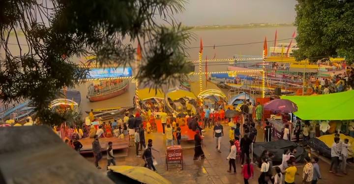 Rive bondée avec des bateaux et des décorations colorées.