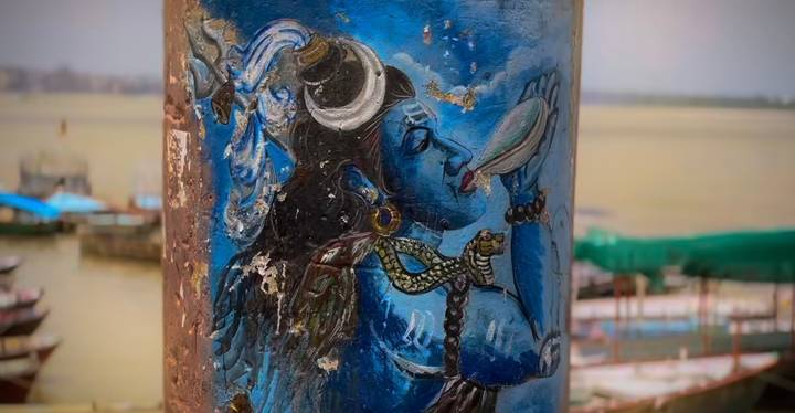 Fresque colorée représentant une figure avec une conque, sur un arrière-plan de rivière.