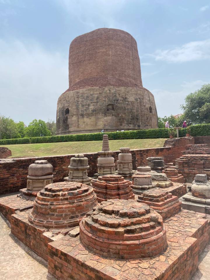 Anciens stupas sur un site archéologique.