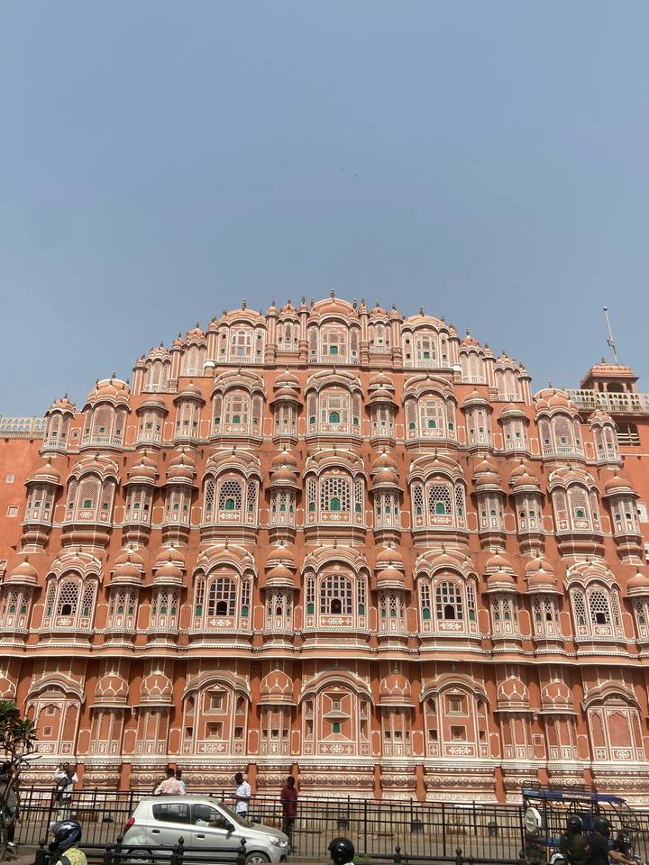 Façade du Hawa Mahal avec des détails architecturaux complexes.