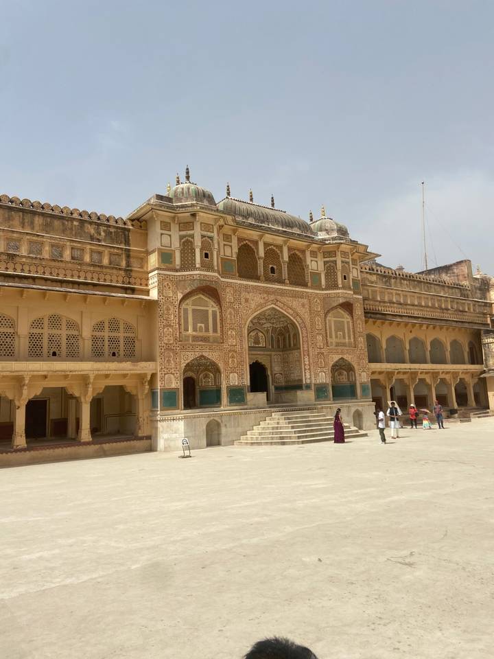 Entrée de fort historique avec sculptures détaillées.