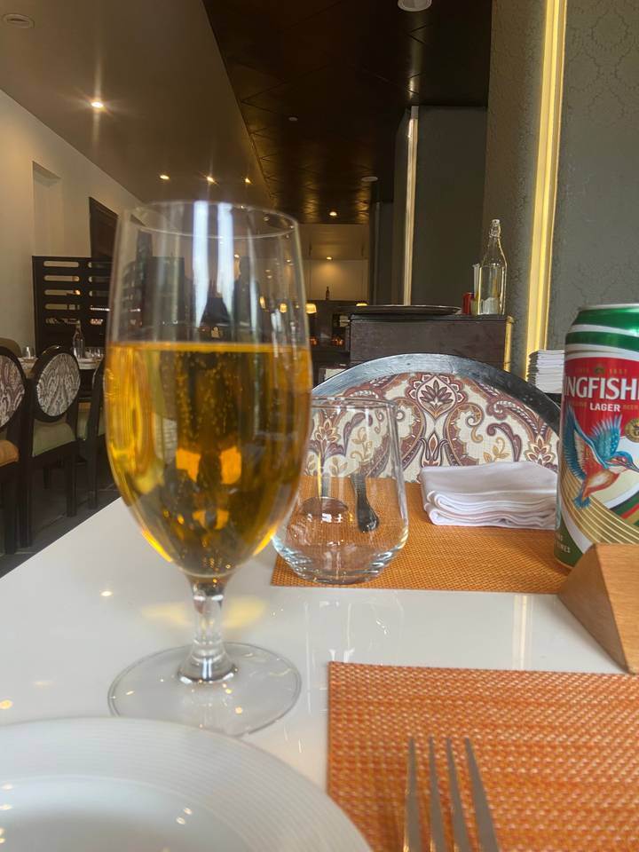 Des lunettes sur une table dans un restaurant.