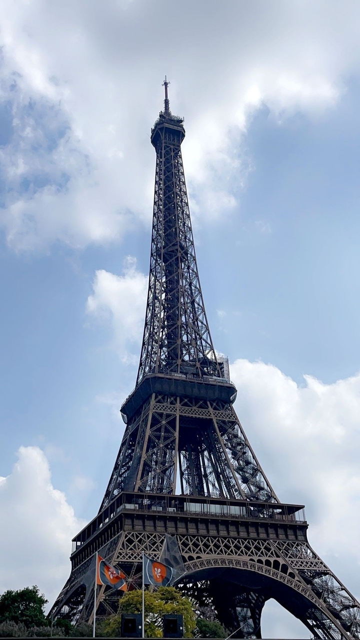 Eiffelturm in Paris am Tag.