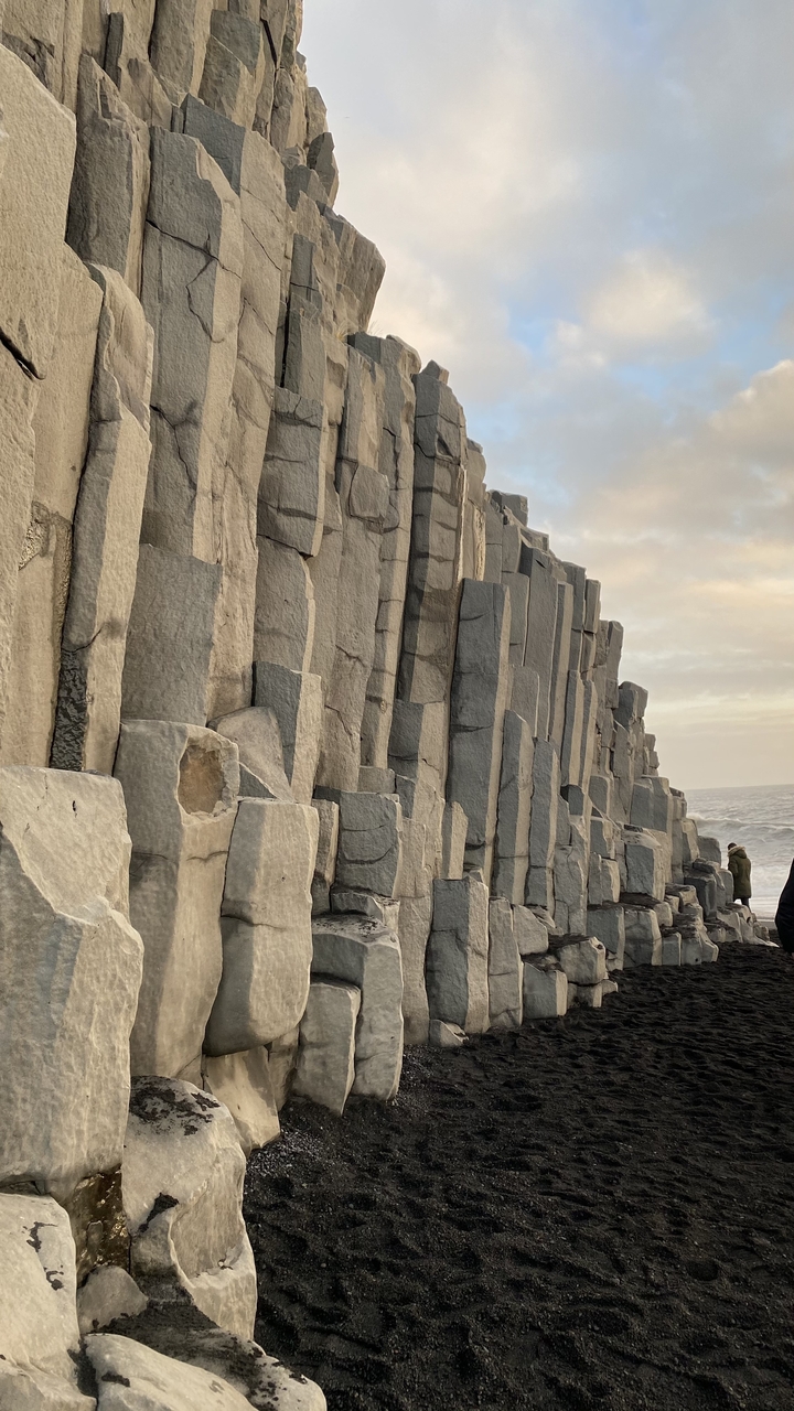 Formations de basalte colonnaire le long d'une côte