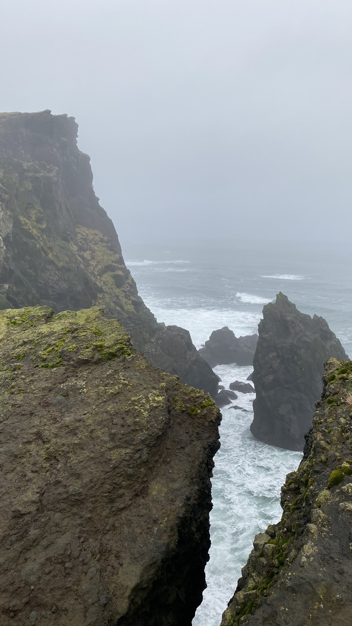 Falaises rocheuses avec des vagues qui se brisent en contrebas