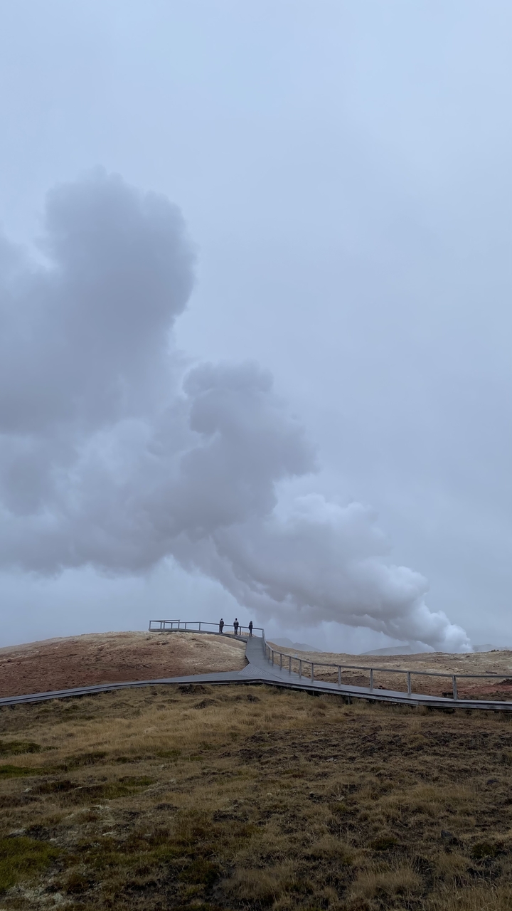 Vapeur ondoyante sur un ciel nuageux