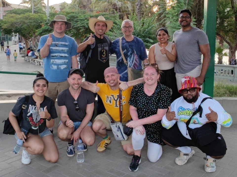 Groupe de touristes posant ensemble.
