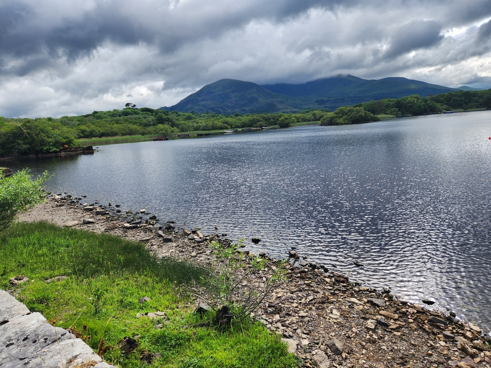 Vue au bord du lac avec des montagnes au loin en Irlande.