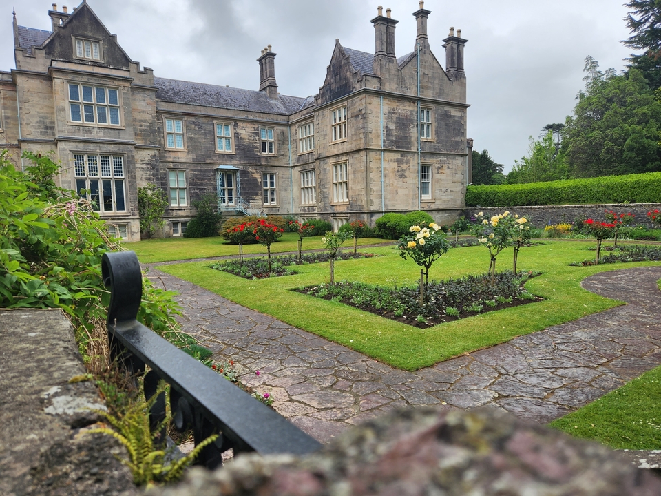 Manoir avec un jardin bien entretenu en Irlande.