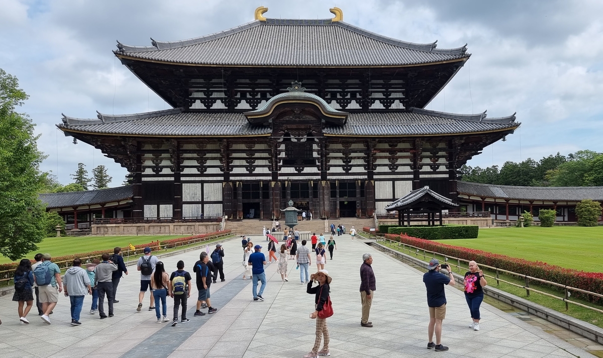 Temple Todaiji avec des personnes au premier plan.