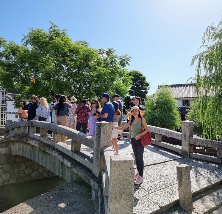 Des touristes sur un pont dans une zone pittoresque.