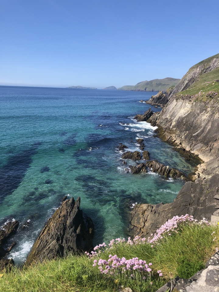 Côte rocheuse aux eaux bleues cristallines
