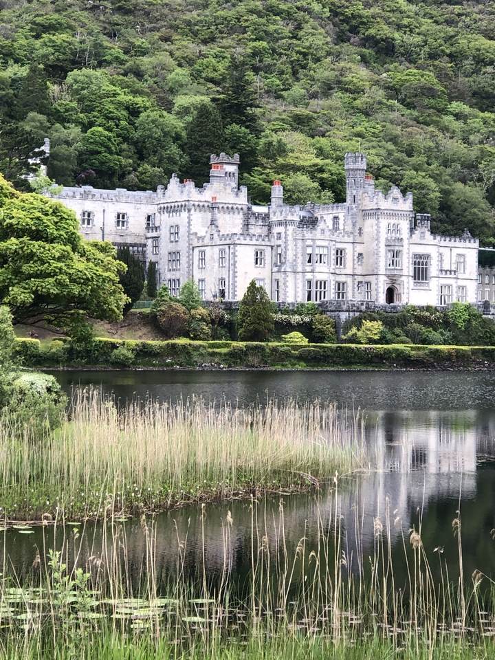 Château se reflétant dans un lac calme