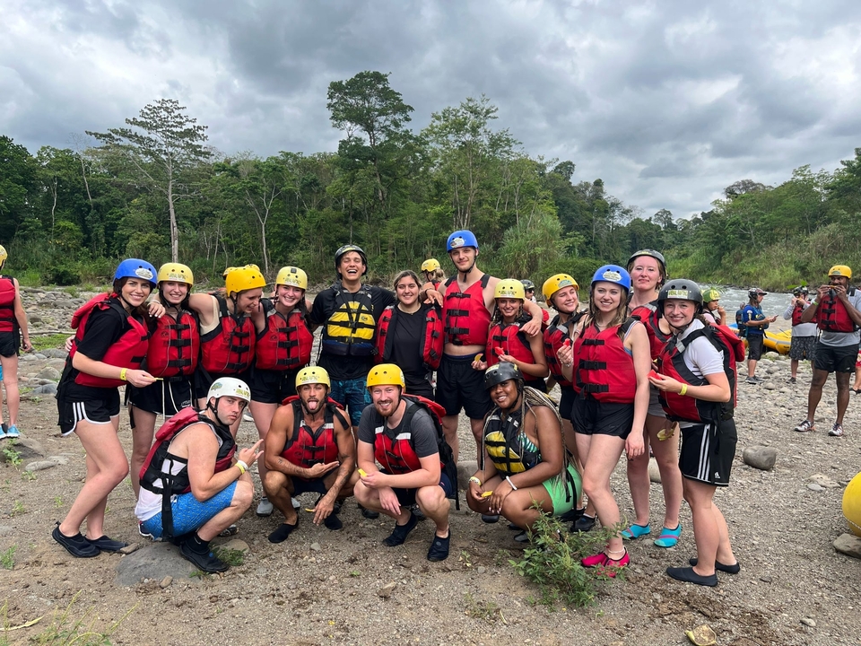Groupe de personnes aventurières en équipement de rafting