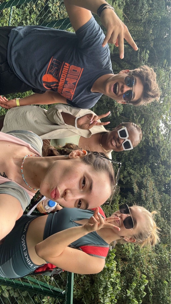 Deux personnes prenant la pose pour un selfie