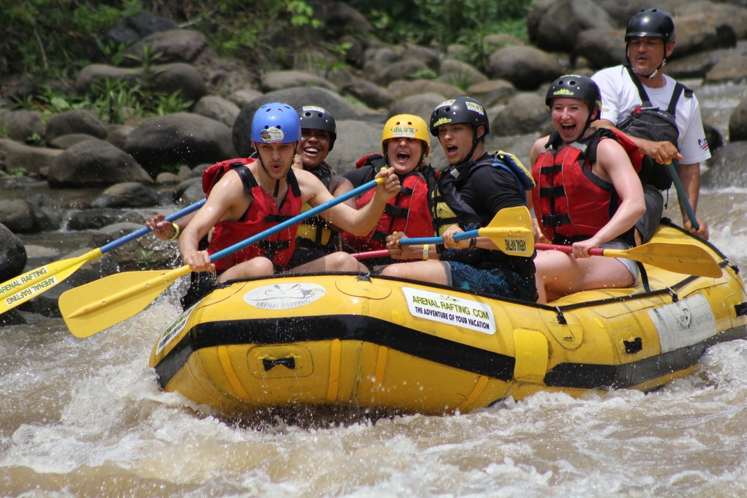 Groupe de personnes faisant du rafting sur une rivière