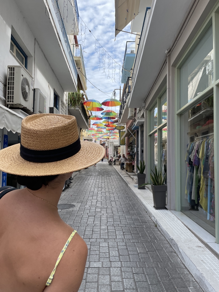 Rue avec des parapluies colorés suspendus au-dessus.