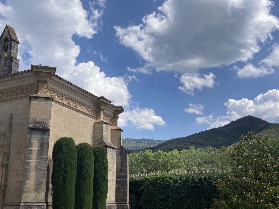Façade d'église avec des montagnes en arrière-plan.