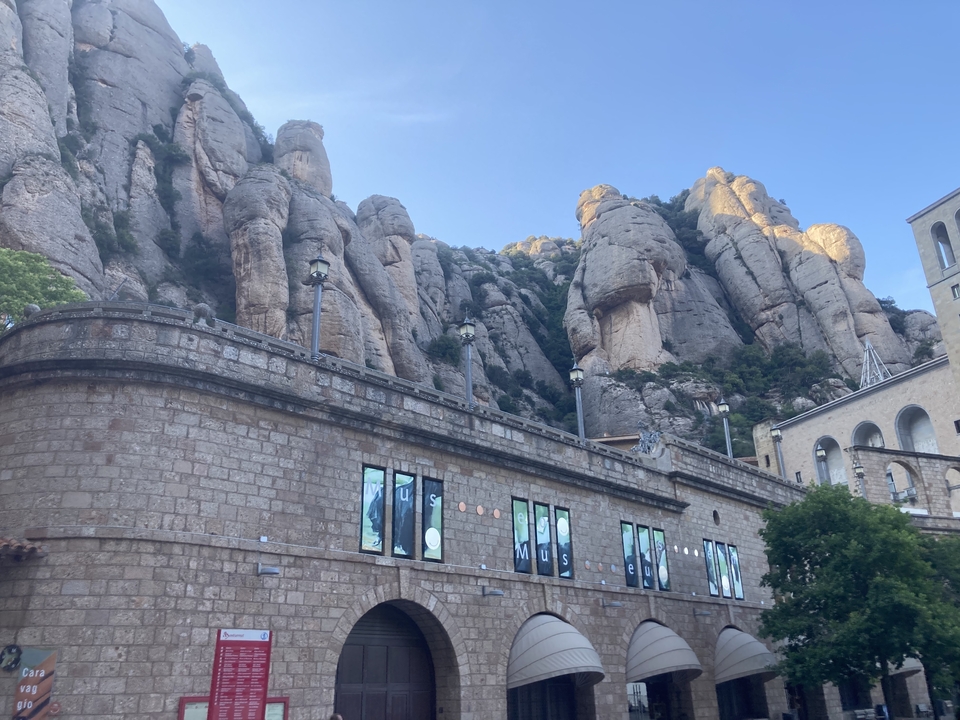 Montagne de Montserrat avec un bâtiment devant.