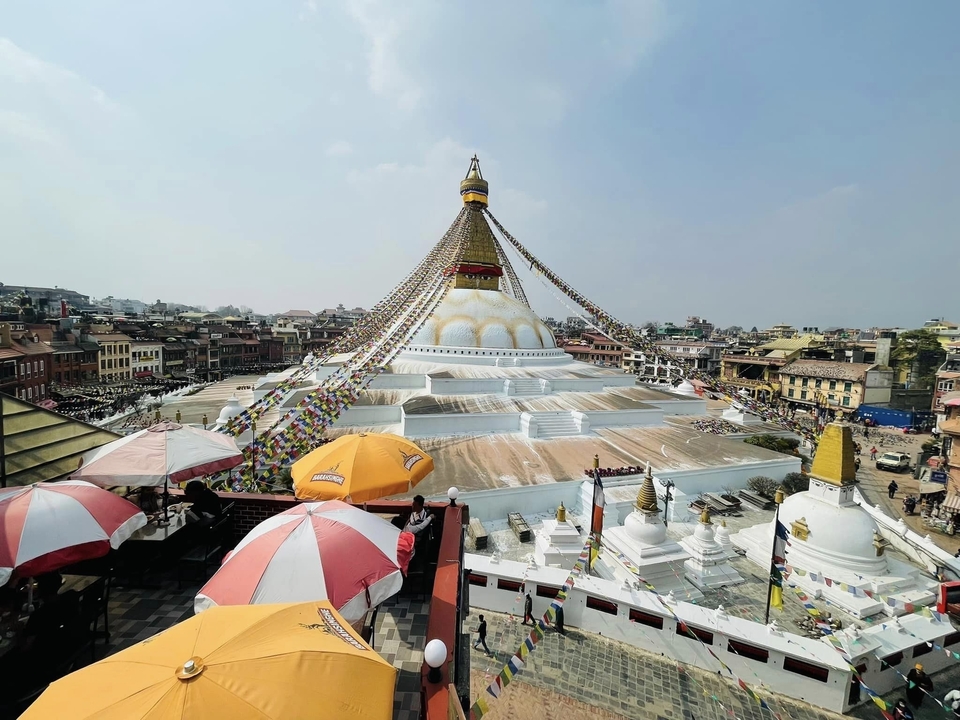 Le Stupa de Boudhanath à Katmandou entouré de drapeaux de prière.