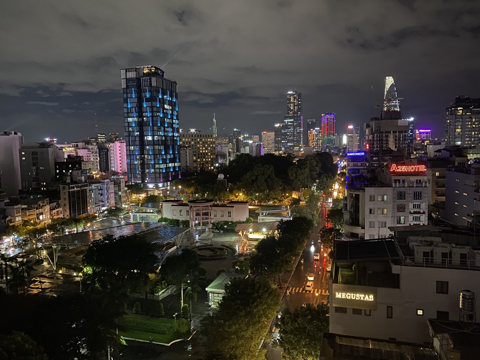 Paysage urbain nocturne avec bâtiments illuminés, Hô-Chi-Minh-Ville, Vietnam.