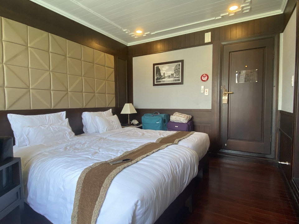 Chambre d'hôtel moderne avec deux lits et décoration minimaliste.