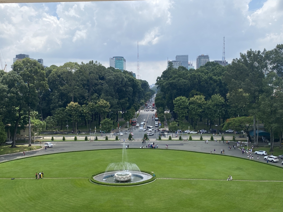 Vue d'un boulevard avec des pelouses vertes et une fontaine, Hô-Chi-Minh-Ville, Vietnam.