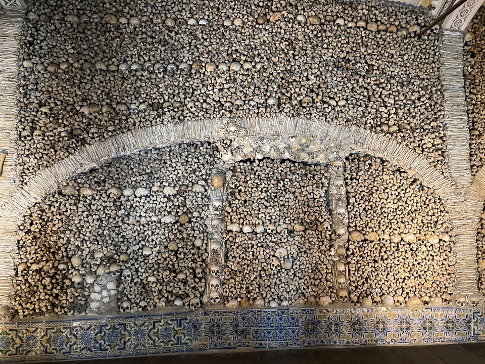 Wall with arrangements of human skulls and bones.