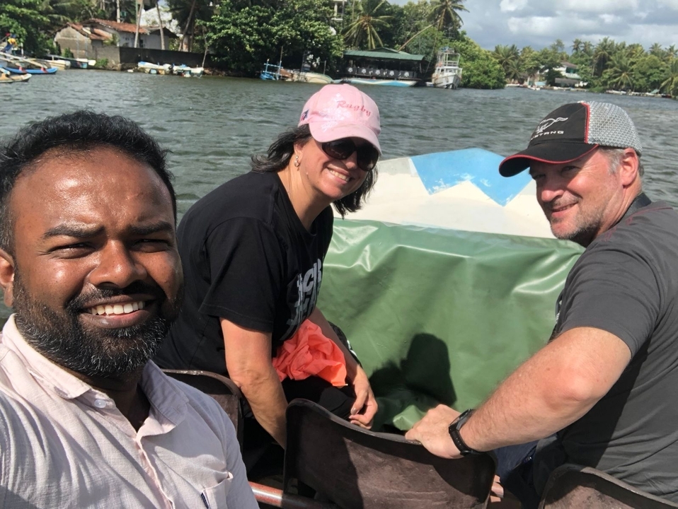 Trois personnes sur un bateau profitant d'une promenade sur l'eau.