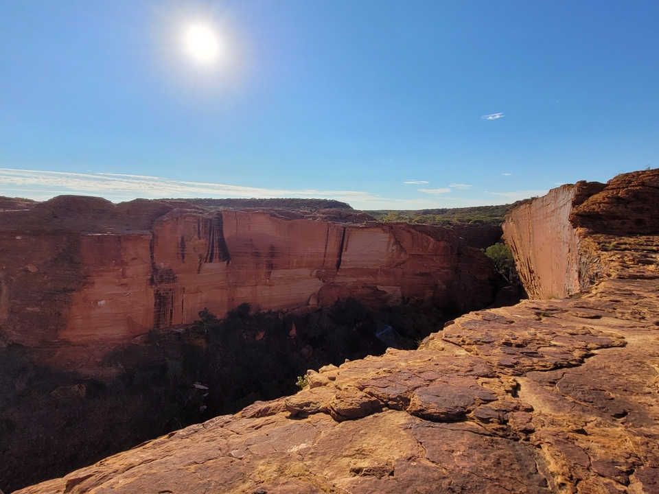 Formation rocheuse spectaculaire avec un ciel bleu clair.